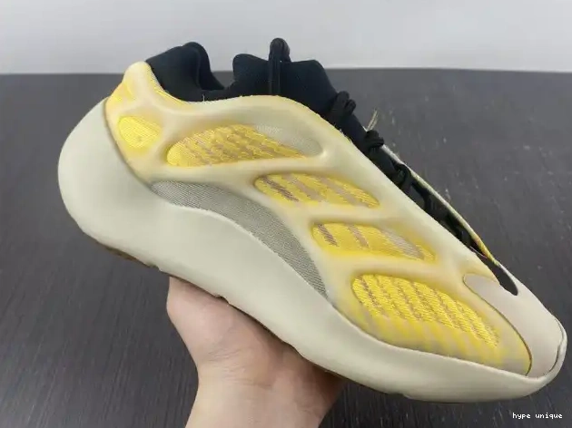 hype Adidas HP5425 Safflower Mono 700 Yeezy V3 0509